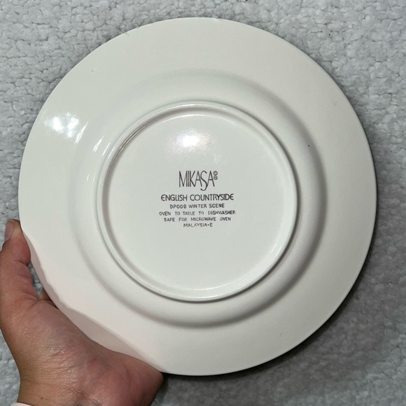 MIKASA ENGLISH COUNTRY SIDE WINTER SCENE DINNER PLATE - Picture 2 of 2
